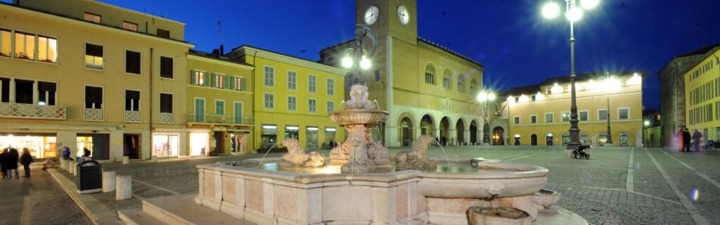Fano, piazza XX settembre di sera